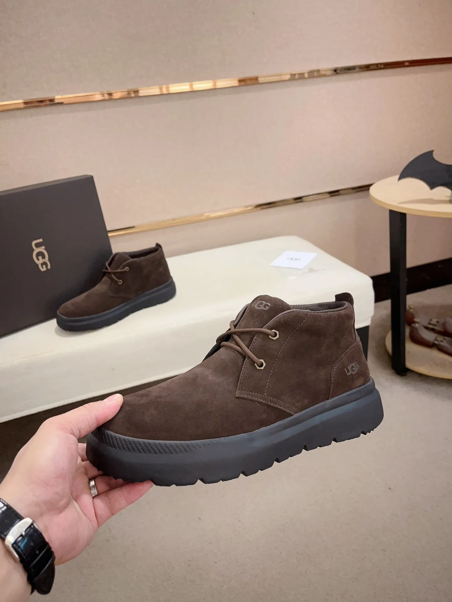 Men's shoes💰: 600💰(high-end goods) UGG❄️❄️Latest model 1:1⃣️quality, fabric: high-end quality first-layer cowhide imported from Europe. Lining: wool lining, sole: pure imported rubber foam outsole. ❤️High-end goods, fine workmanship, trendy and fashionable. The fit is very classy. If you know the goods, you will definitely not be able to refuse😍😍Code number: 41-45. Can be customized 46.47.
